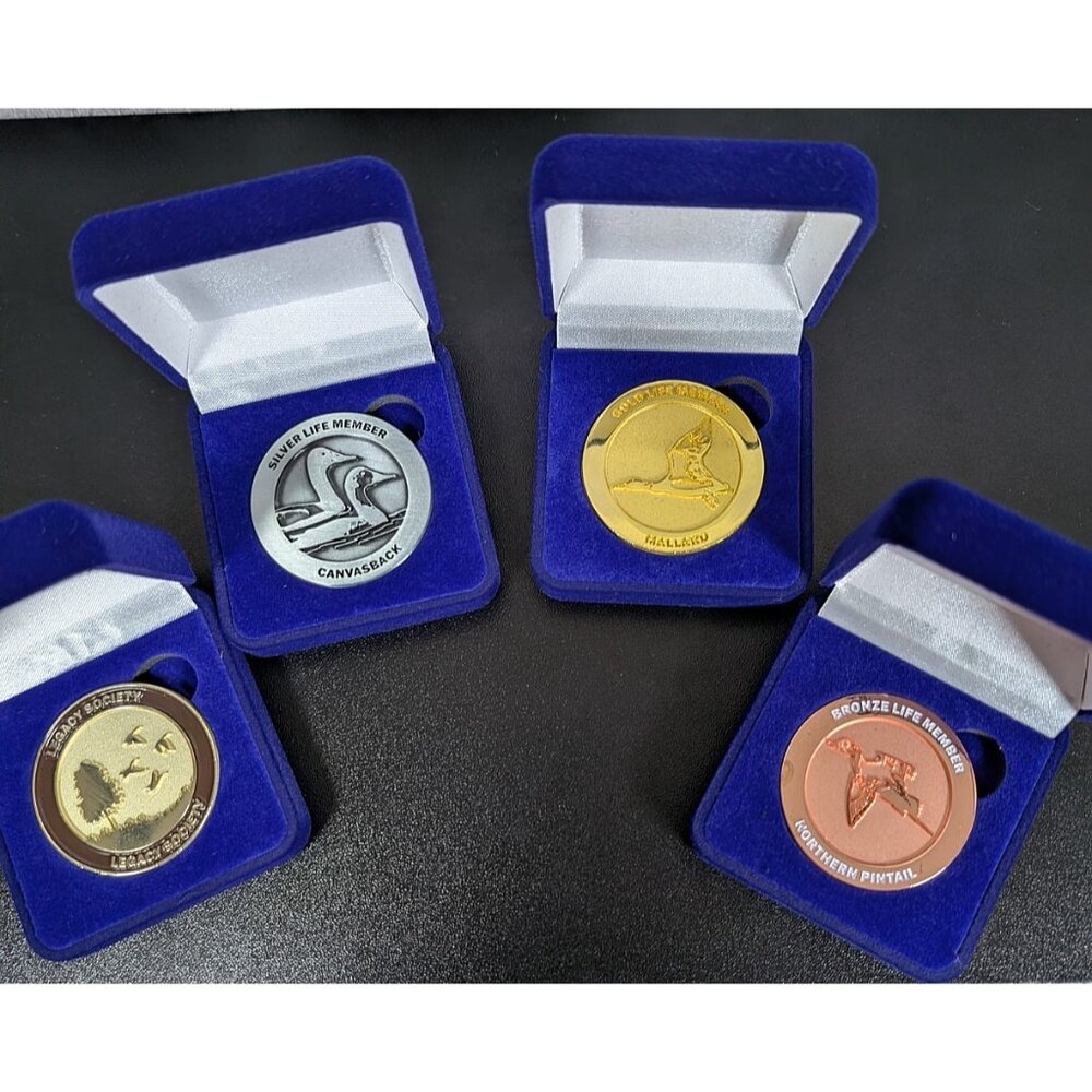 Delta Waterfrowl Collector Coin & Wooden Display Case Set - 4 Coins Drawer - Picture 3 of 6